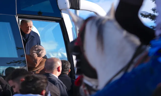Cumhurbaşkanı Erdoğan’ı Erzurum’da atlı cirit sporcuları Türk bayraklarıyla karşıladı Cumhurbaşkanı Erdoğan’ı Erzurum’da atlı cirit sporcuları Türk bayraklarıyla karşıladı