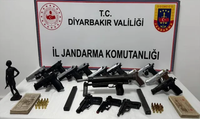Diyarbakır’da av bayisinde ruhsatsız silah sattığı iddia edilen şüpheli yakalandı Diyarbakır’da av bayisinde ruhsatsız silah sattığı iddia edilen şüpheli yakalandı