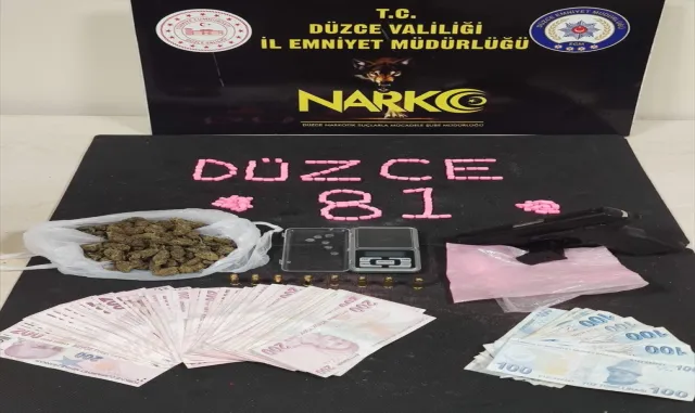 Düzce’de uyuşturucu operasyonunda yakalanan 2 şüpheli tutuklandı Düzce’de uyuşturucu operasyonunda yakalanan 2 şüpheli tutuklandı