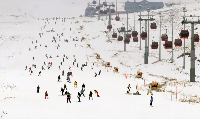 Erciyes’te pistler kayakseverlerle doldu Erciyes’te pistler kayakseverlerle doldu