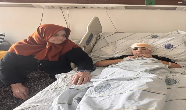 Erzurum’da başına kar ve buz düşen çocuğun yaralanması kamerada Erzurum’da başına kar ve buz düşen çocuğun yaralanması kamerada