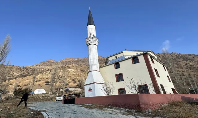 Erzurum’da şehirler arası yol güzergahındaki camide mola verenler ikramlarla karşılanıyor Erzurum’da şehirler arası yol güzergahındaki camide mola verenler ikramlarla karşılanıyor