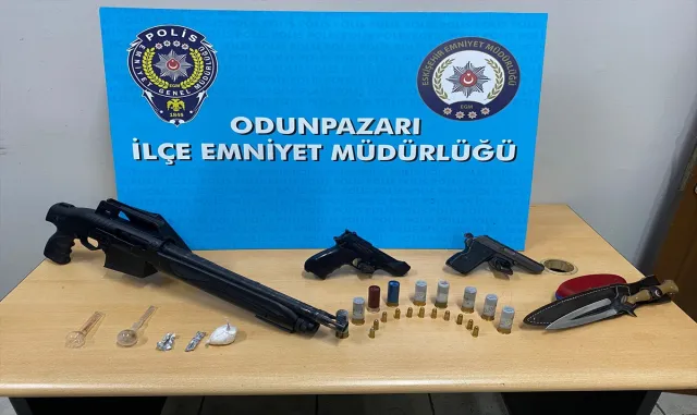 Eskişehir’de polise ateş açan kişinin de aralarında bulunduğu 7 şüpheli yakalandı Eskişehir’de polise ateş açan kişinin de aralarında bulunduğu 7 şüpheli yakalandı