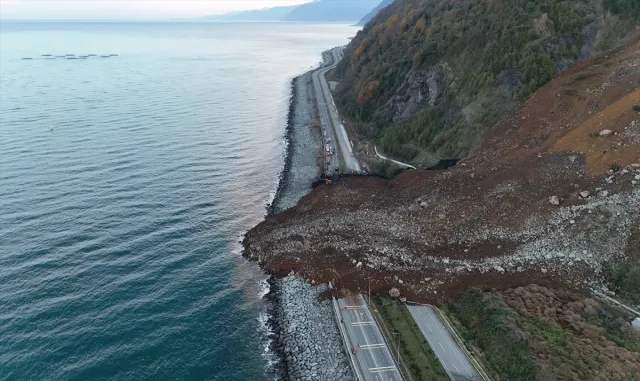 GÜNCELLEME - Artvin’de heyelan sonucu Karadeniz Sahil Yolu ulaşıma kapandı GÜNCELLEME - Artvin’de heyelan sonucu Karadeniz Sahil Yolu ulaşıma kapandı