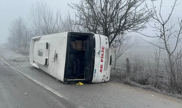 GÜNCELLEME - Bolu’da devrilen servis midibüsündeki 1 kişi öldü, 8 kişi yaralandı GÜNCELLEME - Bolu’da devrilen servis midibüsündeki 1 kişi öldü, 8 kişi yaralandı