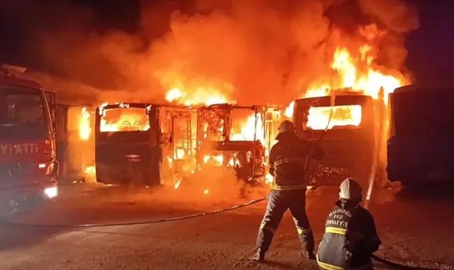 GÜNCELLEME - Burdur’da çıkan yangında 6 özel halk otobüsü zarar gördü GÜNCELLEME - Burdur’da çıkan yangında 6 özel halk otobüsü zarar gördü
