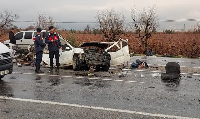 GÜNCELLEME - Denizli’de iki otomobilin çarpıştığı kazada 3 kişi öldü, 3 kişi yaralandı GÜNCELLEME - Denizli’de iki otomobilin çarpıştığı kazada 3 kişi öldü, 3 kişi yaralandı