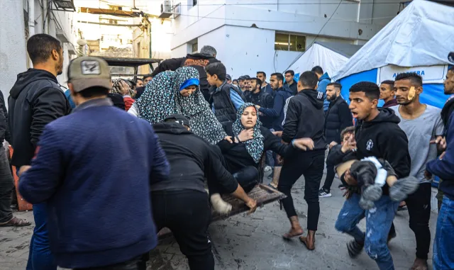 GÜNCELLEME - İsrail’in Gazze’de yerinden edilenlerin sığındığı iki okula düzenlediği saldırıda 20 Filistinli öldü GÜNCELLEME - İsrail’in Gazze’de yerinden edilenlerin sığındığı iki okula düzenlediği saldırıda 20 Filistinli öldü