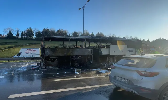 GÜNCELLEME - İstanbul’da yolcu otobüsünde çıkan yangın söndürüldü GÜNCELLEME - İstanbul’da yolcu otobüsünde çıkan yangın söndürüldü