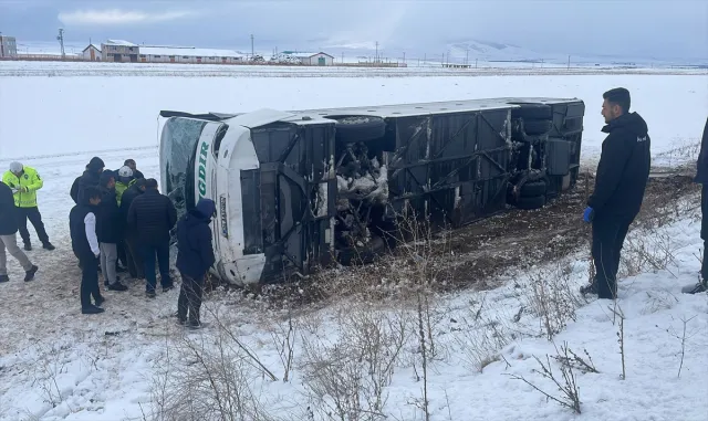GÜNCELLEME - Kars’ta yolcu otobüsü devrildi, 15 kişi yaralandı GÜNCELLEME - Kars’ta yolcu otobüsü devrildi, 15 kişi yaralandı