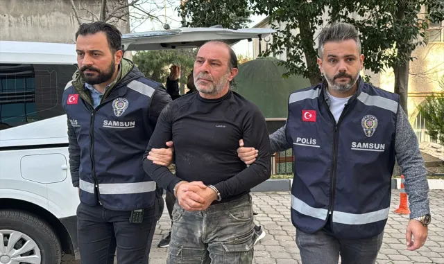 GÜNCELLEME - Samsun’da 2 akrabasını silahla yaralayan, evinde el bombası bulunan zanlı tutuklandı GÜNCELLEME - Samsun’da 2 akrabasını silahla yaralayan, evinde el bombası bulunan zanlı tutuklandı
