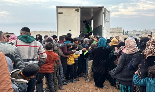 İHH’den, Münbiç’te 1000 kişiye gıda yardımı İHH’den, Münbiç’te 1000 kişiye gıda yardımı