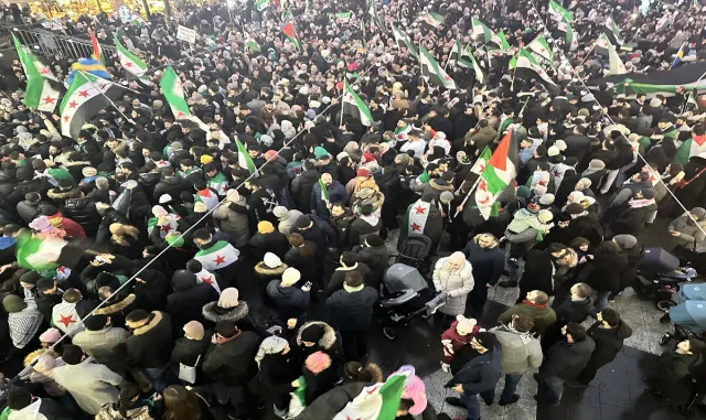 İsveç’te Suriyeliler, Baas rejiminin devrilmesini sevinçle karşıladı İsveç’te Suriyeliler, Baas rejiminin devrilmesini sevinçle karşıladı