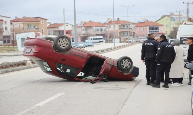 Karaman’da devrilen otomobilin sürücüsü yaralandı Karaman’da devrilen otomobilin sürücüsü yaralandı