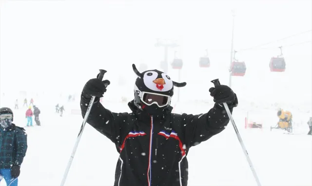 Rengarenk maske ve kasklarıyla Erciyes’te kayağın keyfini çıkartıyorlar Rengarenk maske ve kasklarıyla Erciyes’te kayağın keyfini çıkartıyorlar