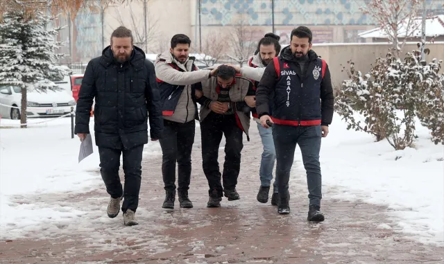 Sivas’ta annesi ve ikiz kardeşini öldüren zanlı tutuklandı Sivas’ta annesi ve ikiz kardeşini öldüren zanlı tutuklandı