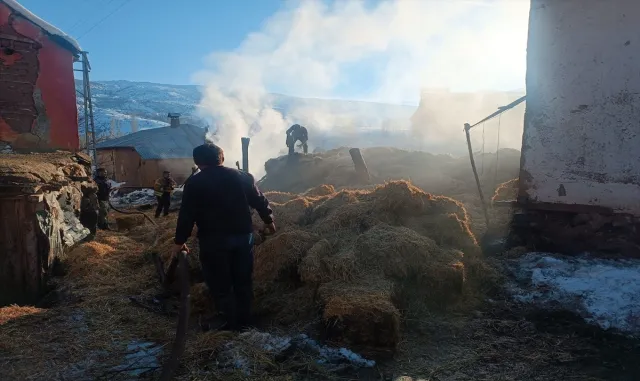 Sivas’ta çıkan yangında 6 ton balya saman yandı Sivas’ta çıkan yangında 6 ton balya saman yandı