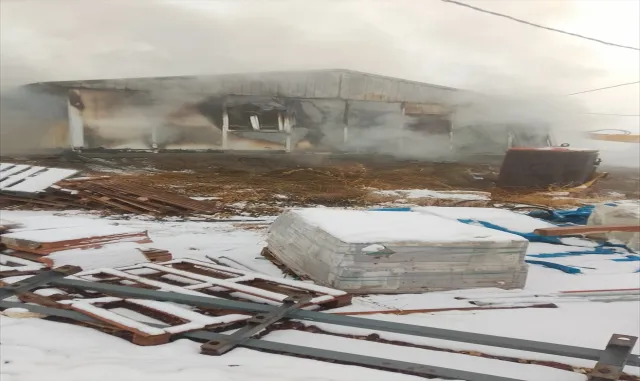 Sivas’ta inşaat işçilerinin kaldığı prefabrik yapı yandı Sivas’ta inşaat işçilerinin kaldığı prefabrik yapı yandı