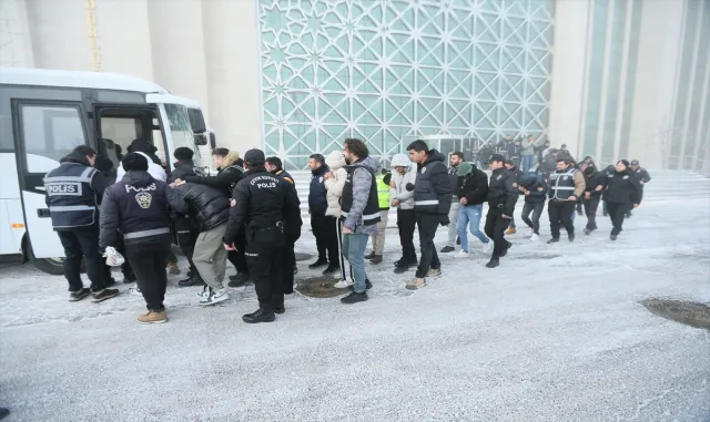 Sosyal medyadan giysi satma vaadiyle dolandırıcılık yaptıkları iddiasıyla 16 zanlı tutuklandı Sosyal medyadan giysi satma vaadiyle dolandırıcılık yaptıkları iddiasıyla 16 zanlı tutuklandı