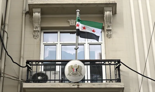 Suriye’nin İstanbul Başkonsolosluğuna "devrim bayrağı" asıldı Suriye’nin İstanbul Başkonsolosluğuna "devrim bayrağı" asıldı