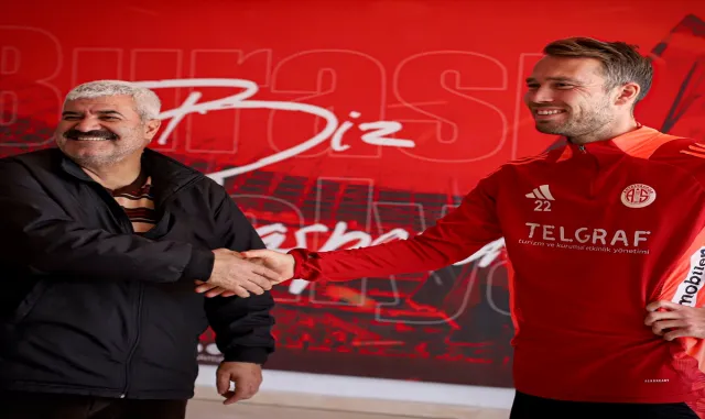 Van de Streek, Kayserispor maçındaki şutuyla taburesini kırdığı güvenlik görevlisiyle buluştu Van de Streek, Kayserispor maçındaki şutuyla taburesini kırdığı güvenlik görevlisiyle buluştu