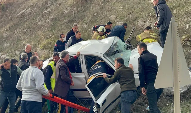 Balıkesir’de minibüs ile otomobilin çarpıştığı kazada 2 kişi öldü Balıkesir’de minibüs ile otomobilin çarpıştığı kazada 2 kişi öldü