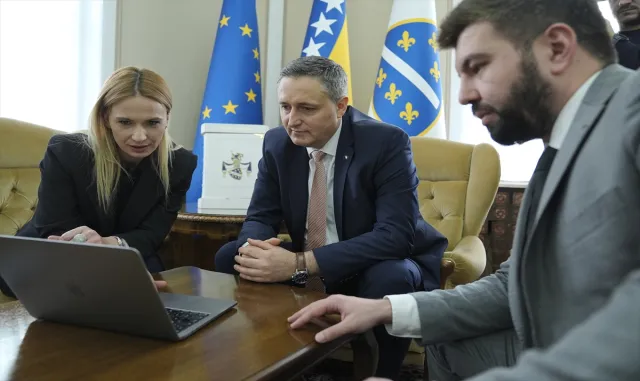 Bosna Hersek Devlet Başkanlığı Konseyi üyesi Becirovic, AA’nın "Yılın Kareleri" oylamasına katıldı Bosna Hersek Devlet Başkanlığı Konseyi üyesi Becirovic, AA’nın "Yılın Kareleri" oylamasına katıldı