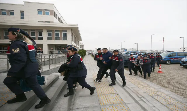 Çanakkale’de uyuşturucu operasyonunda yakalanan 10 zanlı tutuklandı Çanakkale’de uyuşturucu operasyonunda yakalanan 10 zanlı tutuklandı
