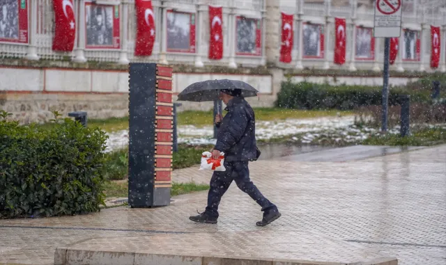 Edirne’de kar yağışı etkili oluyor Edirne’de kar yağışı etkili oluyor