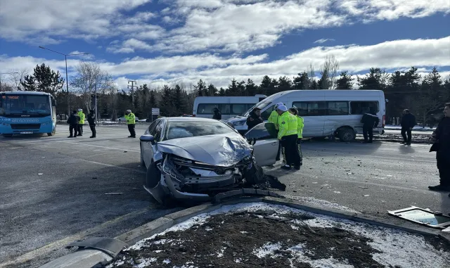 Erzurum’da minibüs ile otomobil çarpıştı, 6 kişi yaralandı Erzurum’da minibüs ile otomobil çarpıştı, 6 kişi yaralandı