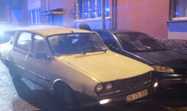Eskişehir’de arızalanan otomobilini iterken kalp krizi geçiren kişi öldü Eskişehir’de arızalanan otomobilini iterken kalp krizi geçiren kişi öldü