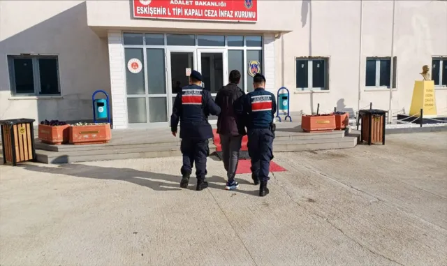 Eskişehir’de internet üzerinden uyuşturucu sattığı öne sürülen şüpheli tutuklandı Eskişehir’de internet üzerinden uyuşturucu sattığı öne sürülen şüpheli tutuklandı