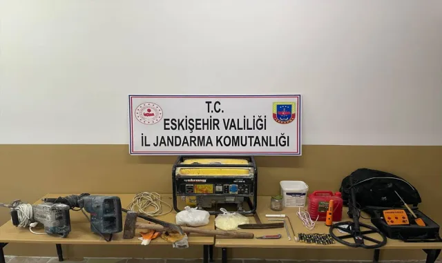 Eskişehir’de kaçak kazı yapan 2 şüpheli yakalandı Eskişehir’de kaçak kazı yapan 2 şüpheli yakalandı