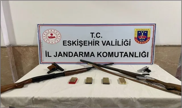 Eskişehir’de ruhsatsız tabanca ve tüfek bulunduran kişi yakalandı Eskişehir’de ruhsatsız tabanca ve tüfek bulunduran kişi yakalandı