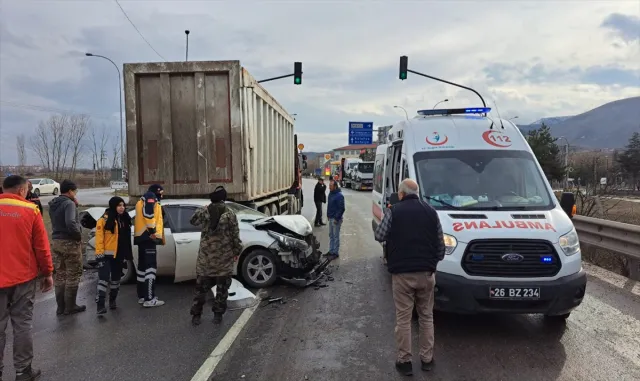 Eskişehir’de trafik lambasında bekleyen kamyona çarpan otomobilin sürücüsü yaralandı Eskişehir’de trafik lambasında bekleyen kamyona çarpan otomobilin sürücüsü yaralandı