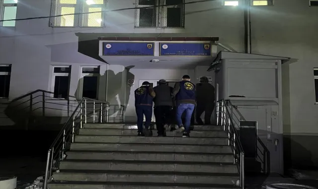 Gümüşhane’de hakkında kesinleşmiş 10 yıl hapis cezası bulunan kişi yakalandı Gümüşhane’de hakkında kesinleşmiş 10 yıl hapis cezası bulunan kişi yakalandı