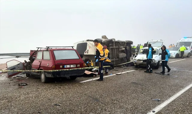 GÜNCELLEME 2 - Kırşehir’de işçi servisinin karıştığı zincirleme kazada 3 kişi öldü, 21 kişi yaralandı GÜNCELLEME 2 - Kırşehir’de işçi servisinin karıştığı zincirleme kazada 3 kişi öldü, 21 kişi yaralandı