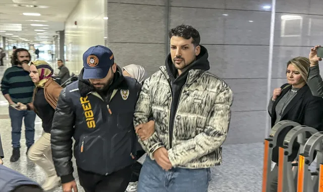 GÜNCELLEME 2 - Yasa dışı bahse teşvik ettiği iddiasıyla gözaltına alınan Durmaz ve Yılmaz tutuklandı GÜNCELLEME 2 - Yasa dışı bahse teşvik ettiği iddiasıyla gözaltına alınan Durmaz ve Yılmaz tutuklandı