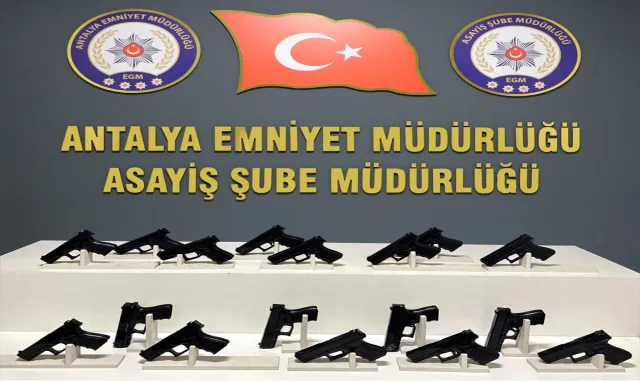 GÜNCELLEME - Antalya’da "dur" ihtarına uymayan sürücünün aracında 17 ruhsatsız tabanca ele geçirildi GÜNCELLEME - Antalya’da "dur" ihtarına uymayan sürücünün aracında 17 ruhsatsız tabanca ele geçirildi