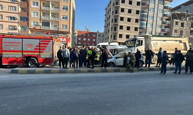 Hatay’da freni arızalanan kamyonun 5 araca çarpması güvenlik kamerasında Hatay’da freni arızalanan kamyonun 5 araca çarpması güvenlik kamerasında