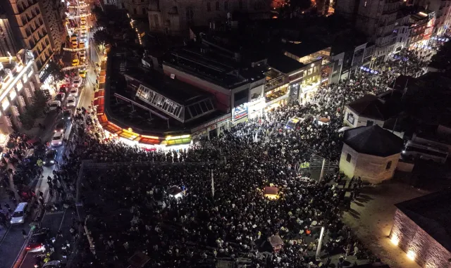 İstanbul’da yeni yıl coşkuyla karşılandı İstanbul’da yeni yıl coşkuyla karşılandı
