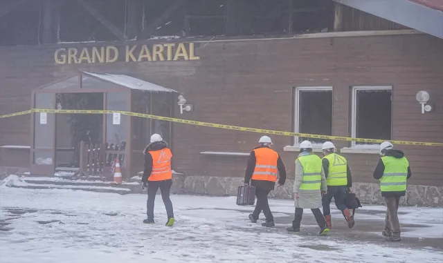 Kartalkaya’daki yangına ilişkin görevlendirilen bilirkişi heyeti, oteldeki incelemelerini tamamladı Kartalkaya’daki yangına ilişkin görevlendirilen bilirkişi heyeti, oteldeki incelemelerini tamamladı