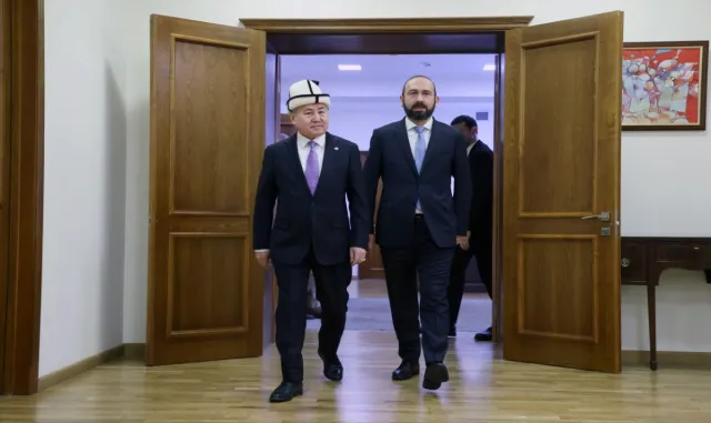 Kırgızistan Dışişleri Bakanı Kulubayev, Ermeni mevkidaşı Mirzoyan ile görüştü Kırgızistan Dışişleri Bakanı Kulubayev, Ermeni mevkidaşı Mirzoyan ile görüştü