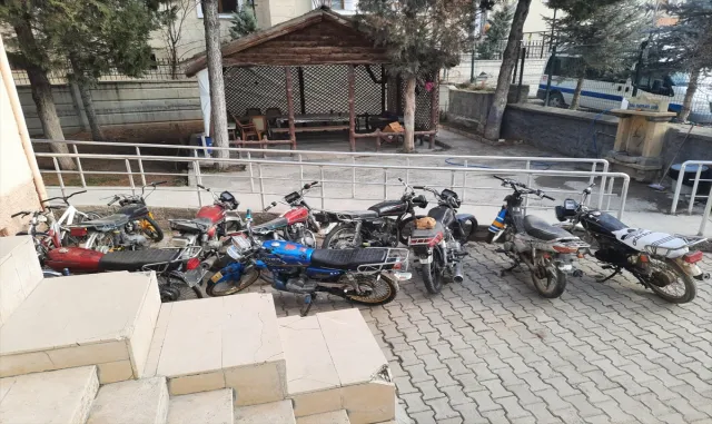 Kırşehir’de şase ve motor numaraları kazınmış 8 motosiklete el konuldu Kırşehir’de şase ve motor numaraları kazınmış 8 motosiklete el konuldu