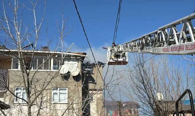 Kocaeli’de apartmanda çıkan yangında mahsur kalan 3 çocuk kurtarıldı Kocaeli’de apartmanda çıkan yangında mahsur kalan 3 çocuk kurtarıldı