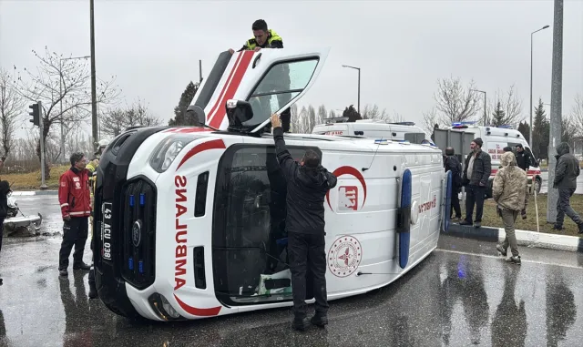 Kütahya’da otomobil ile ambulansın çarpıştığı kazada 4 kişi yaralandı Kütahya’da otomobil ile ambulansın çarpıştığı kazada 4 kişi yaralandı