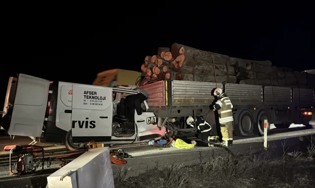 Kütahya’da tıra çarpan kamyonetteki genç öldü Kütahya’da tıra çarpan kamyonetteki genç öldü