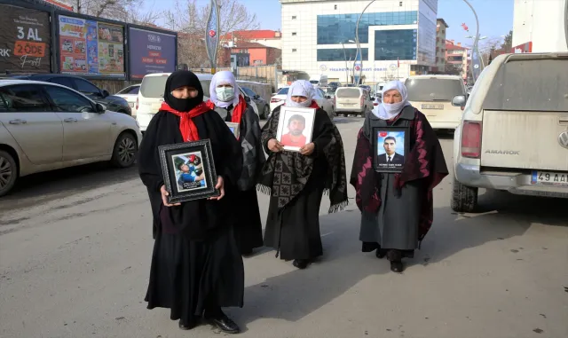 Muşlu aileler, DEM Parti önündeki "evlat nöbeti"ni sürdürdü Muşlu aileler, DEM Parti önündeki "evlat nöbeti"ni sürdürdü