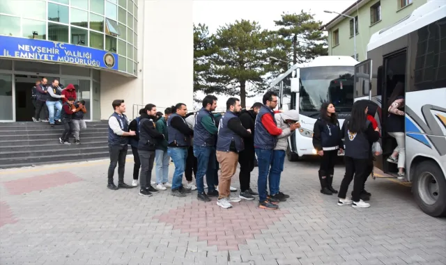 Nevşehir merkezli dolandırıcılık operasyonunda gözaltına alınan 61 şüpheli adliyede Nevşehir merkezli dolandırıcılık operasyonunda gözaltına alınan 61 şüpheli adliyede