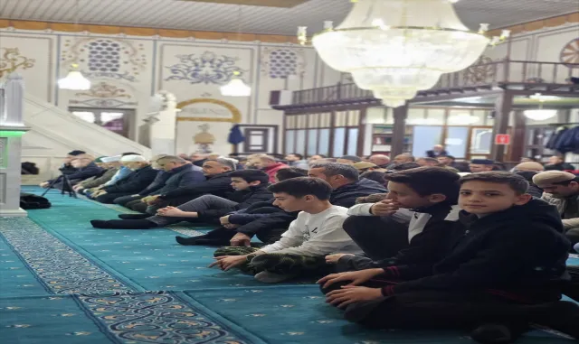 Niğde’de gençler ve aileleri yeni yılın ilk sabah namazında buluştu Niğde’de gençler ve aileleri yeni yılın ilk sabah namazında buluştu
